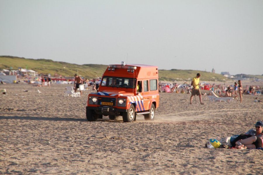 Man onwel op strand nabij de zeilvereniging